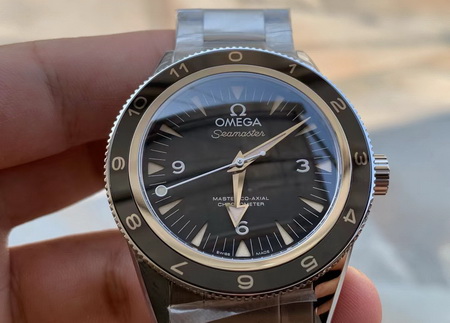 VS ファクトリー製 オメガ シーマスター スペクター 007 複製品と本物の比較・評価